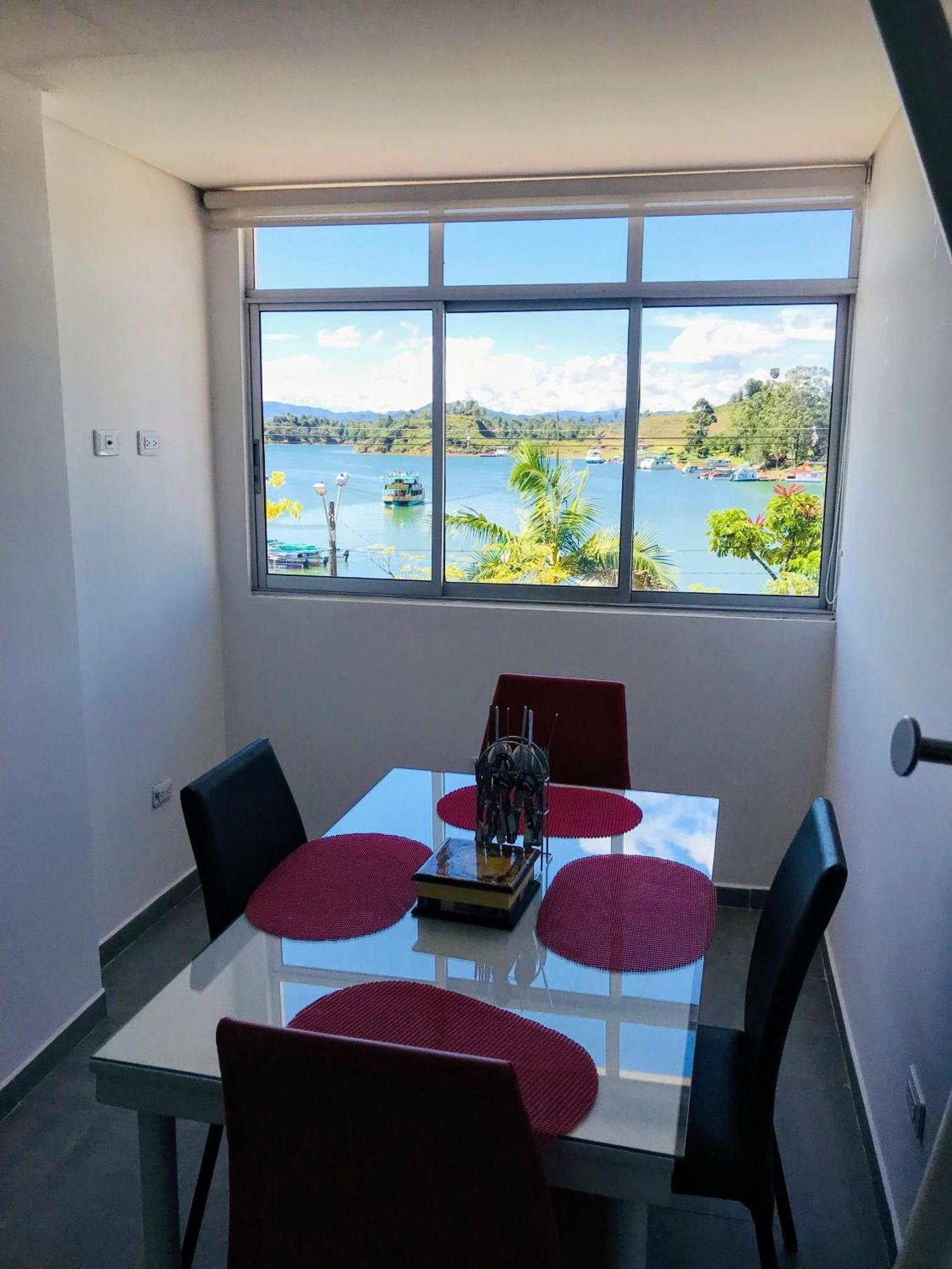 Aptos Vista Al Embalse, Frente Al Lago, Restaurantes, Bares غواتابيه الغرفة الصورة