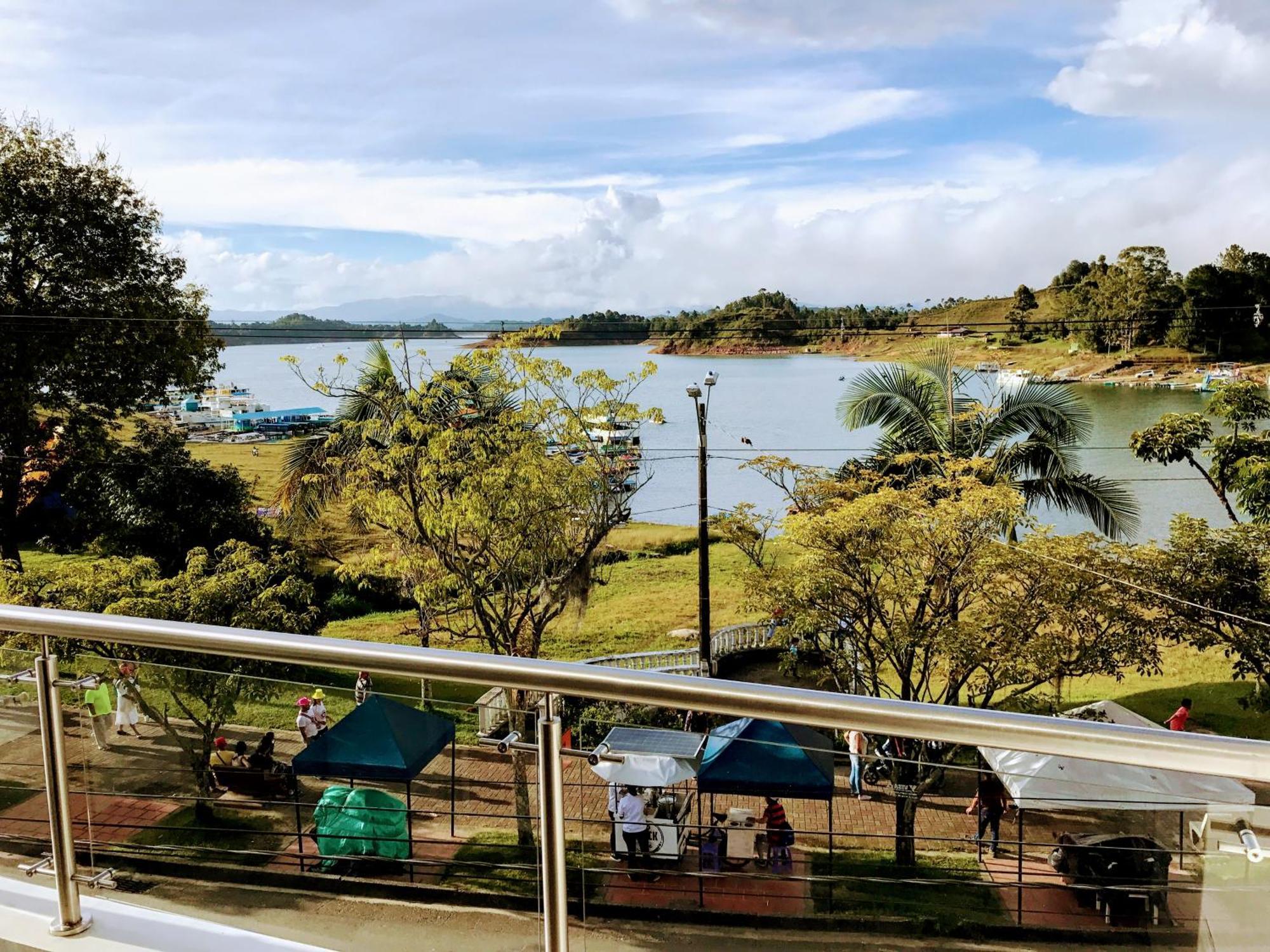 Aptos Vista Al Embalse, Frente Al Lago, Restaurantes, Bares غواتابيه الغرفة الصورة